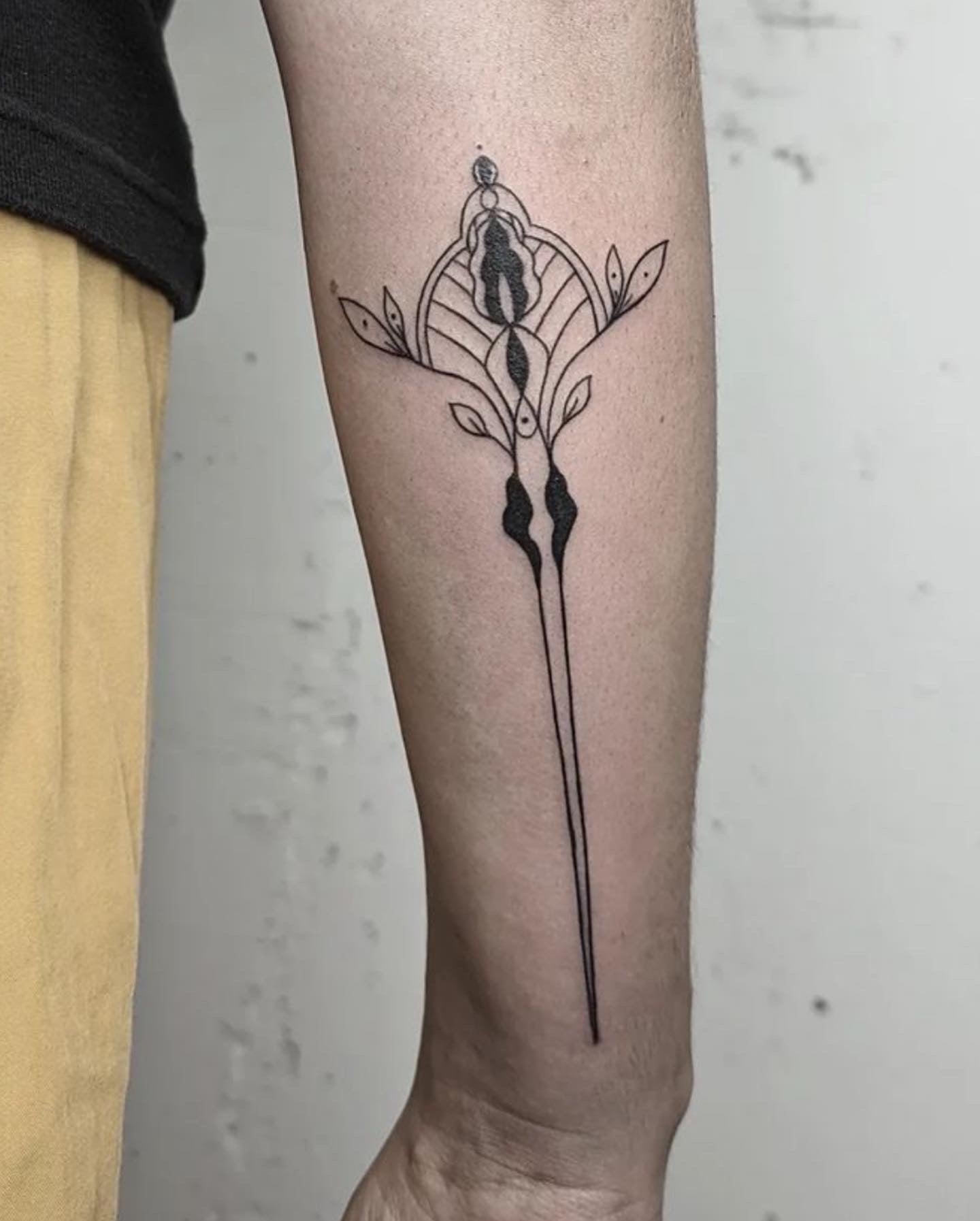 Gutschein für ein individuelles Hat Pin Tattoo Design