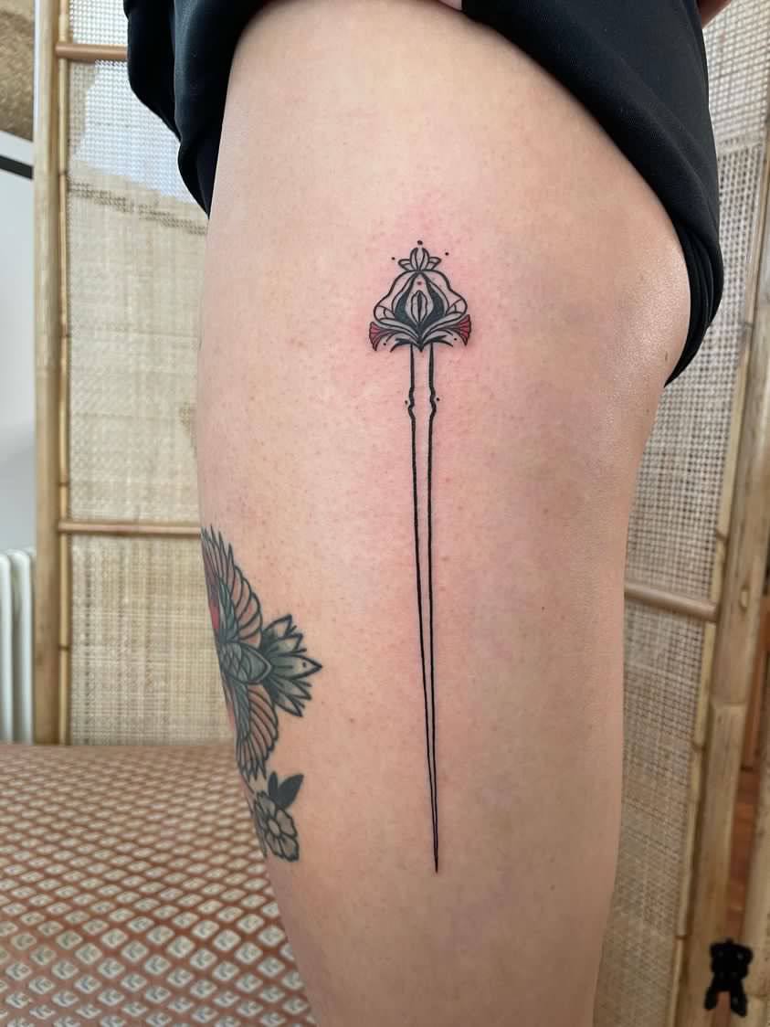 Gutschein für ein individuelles Hat Pin Tattoo Design