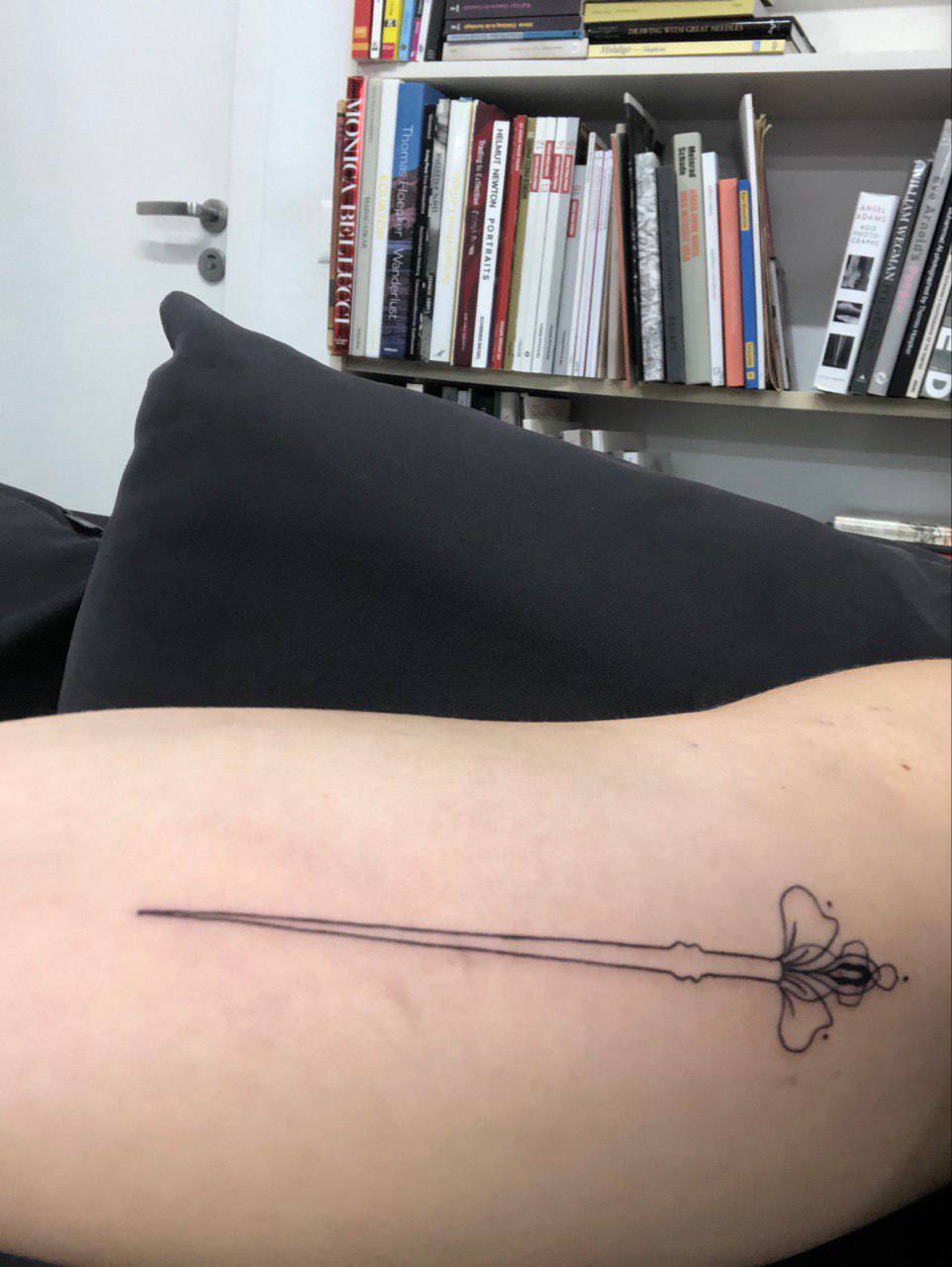 Gutschein für ein individuelles Hat Pin Tattoo Design