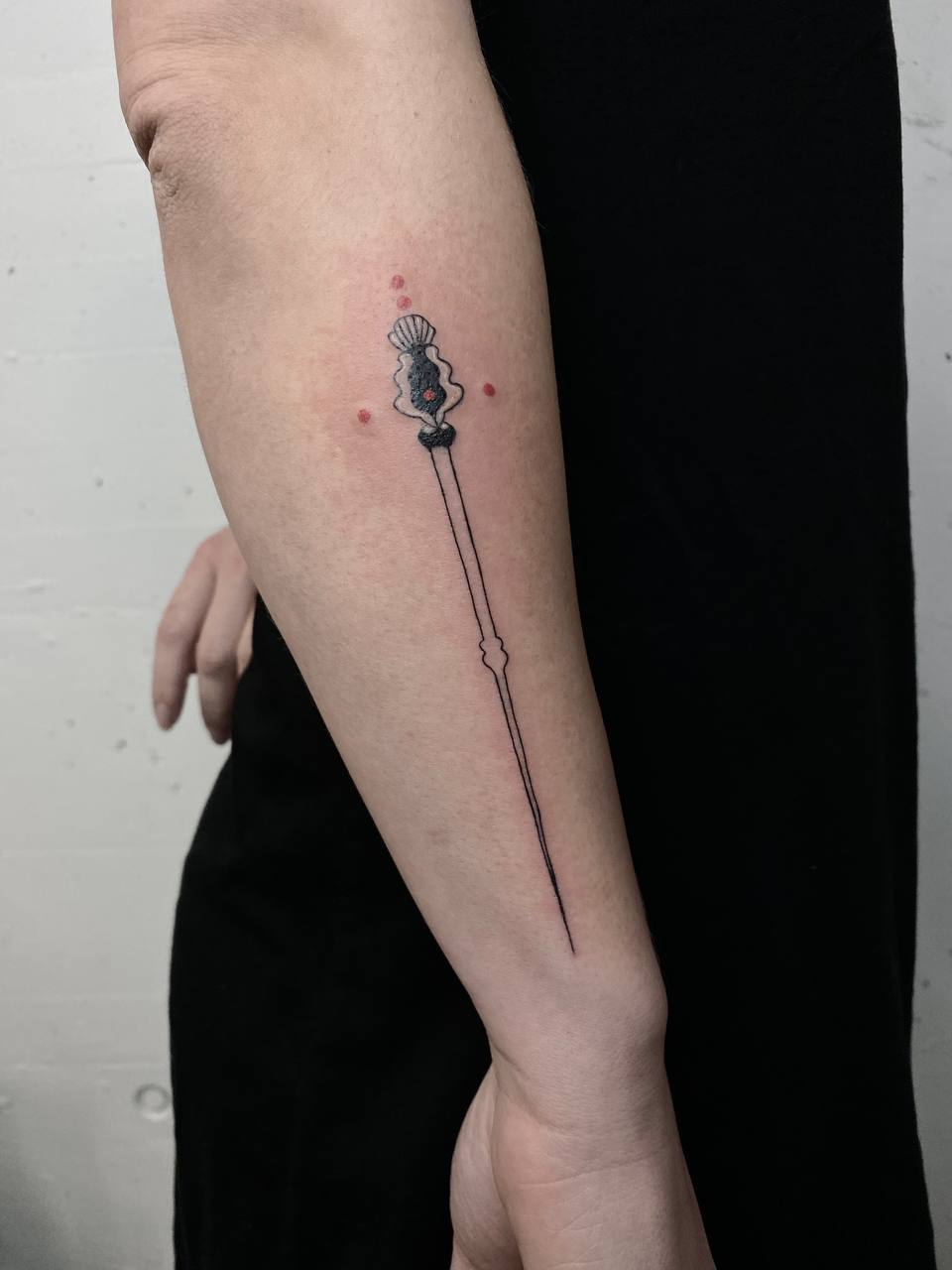 Gutschein für ein individuelles Hat Pin Tattoo Design