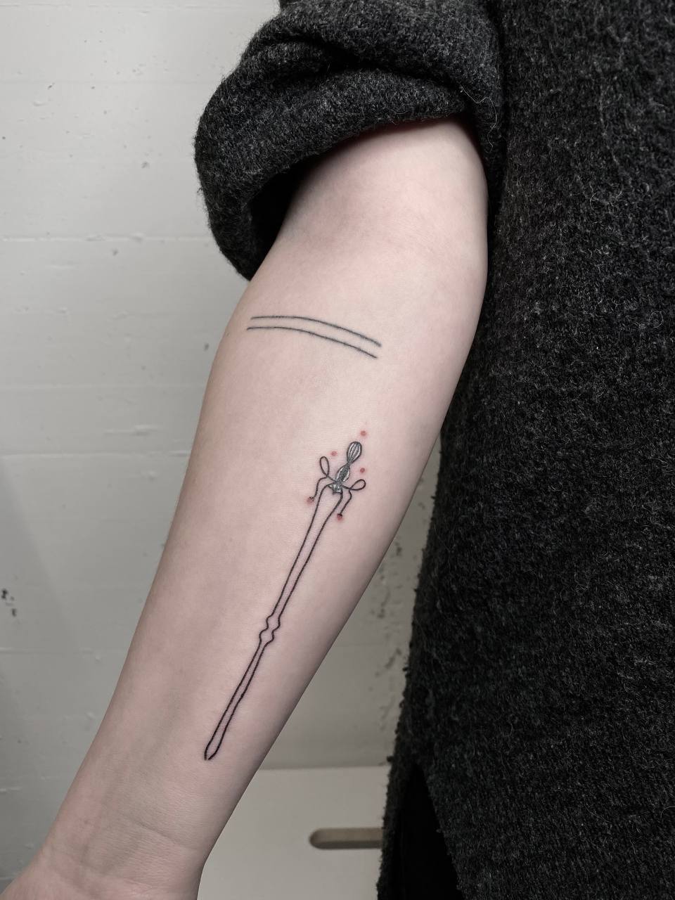 Gutschein für ein individuelles Hat Pin Tattoo Design