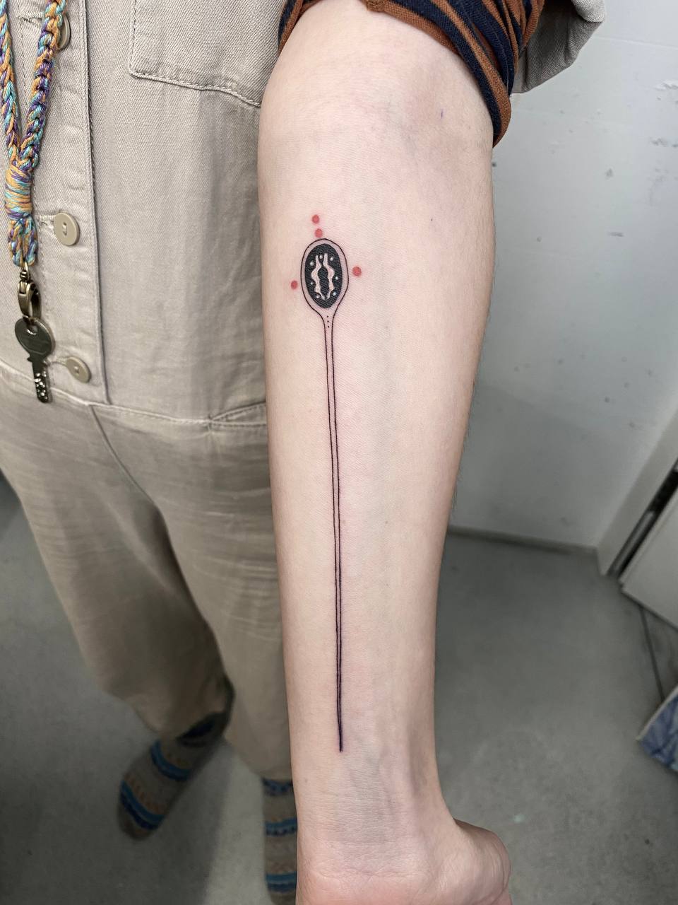 Gutschein für ein individuelles Hat Pin Tattoo Design